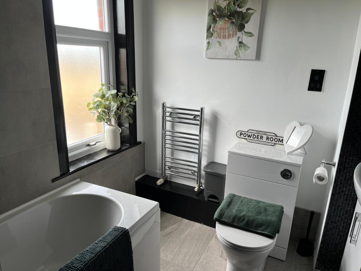 Royston Village, Barnsley, 1930'S Contemporary Villa エクステリア 写真